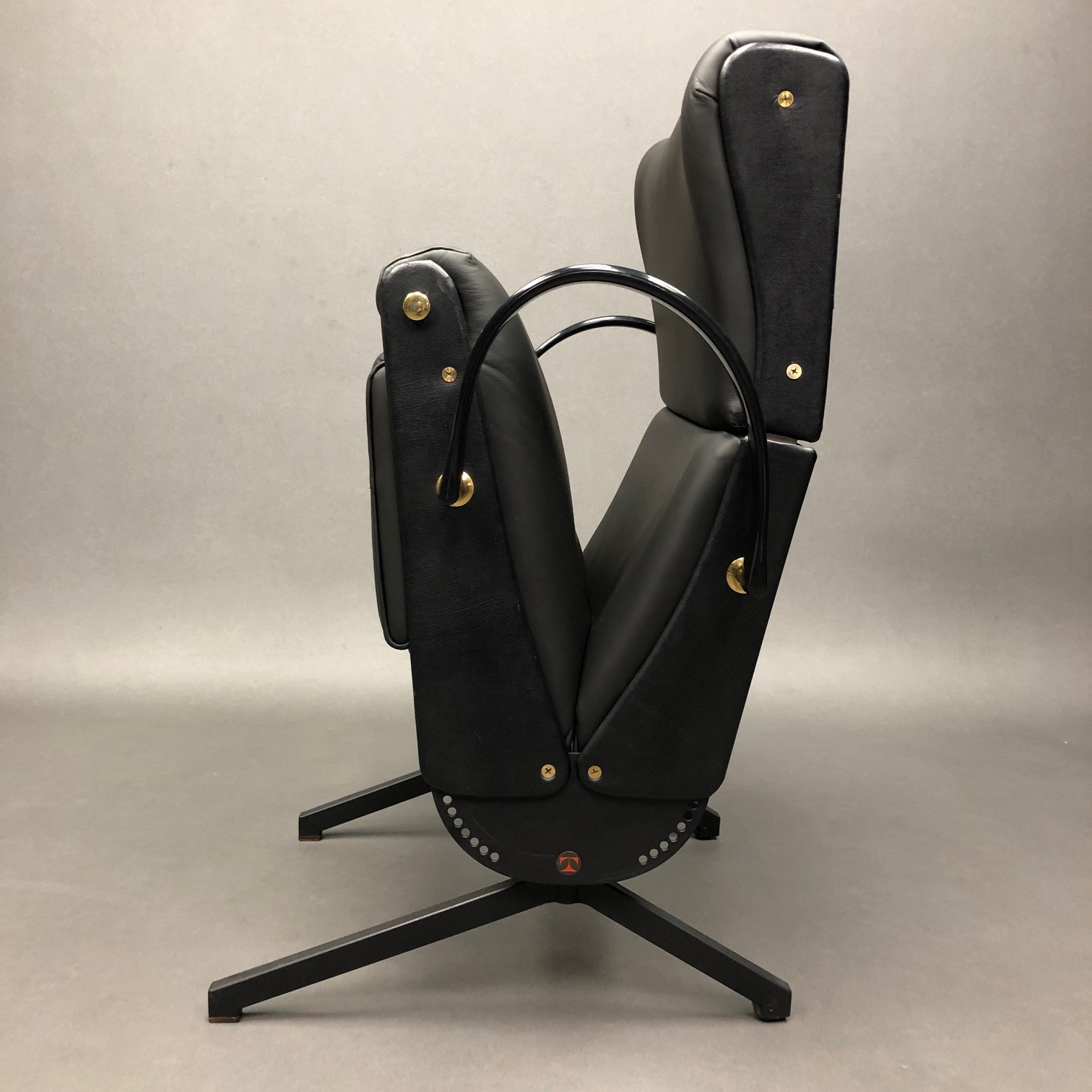 Fauteuil P40 cuir Osvaldo Borsani Tecno Fauteuil P40 cuir Osvaldo Borsani Tecno