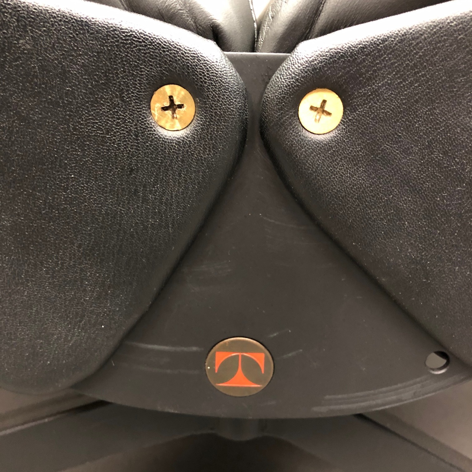 Fauteuil P40 cuir Osvaldo Borsani Tecno Fauteuil P40 cuir Osvaldo Borsani Tecno