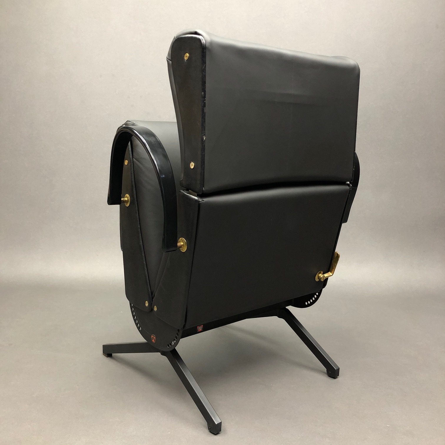 Fauteuil P40 cuir Osvaldo Borsani Tecno Fauteuil P40 cuir Osvaldo Borsani Tecno