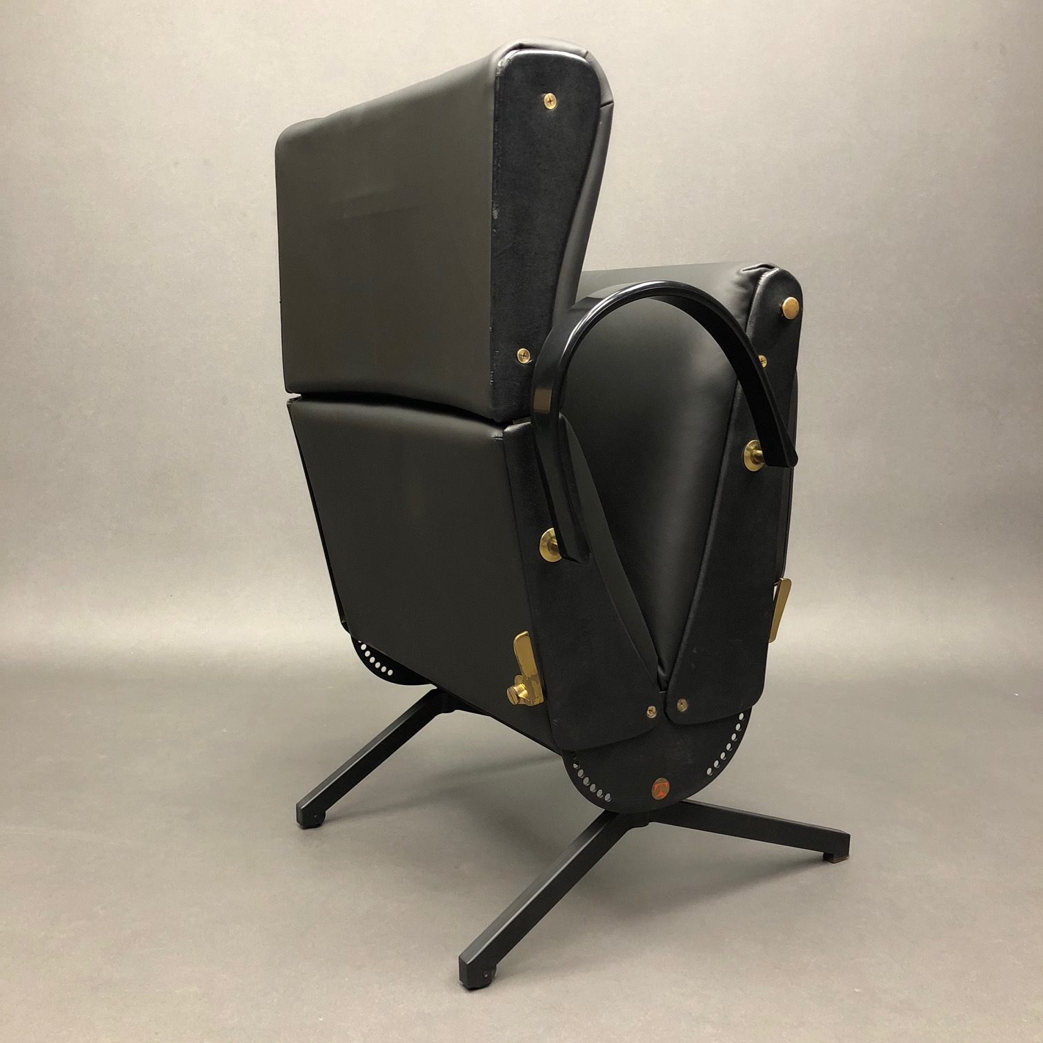 Fauteuil P40 cuir Osvaldo Borsani Tecno Fauteuil P40 cuir Osvaldo Borsani Tecno