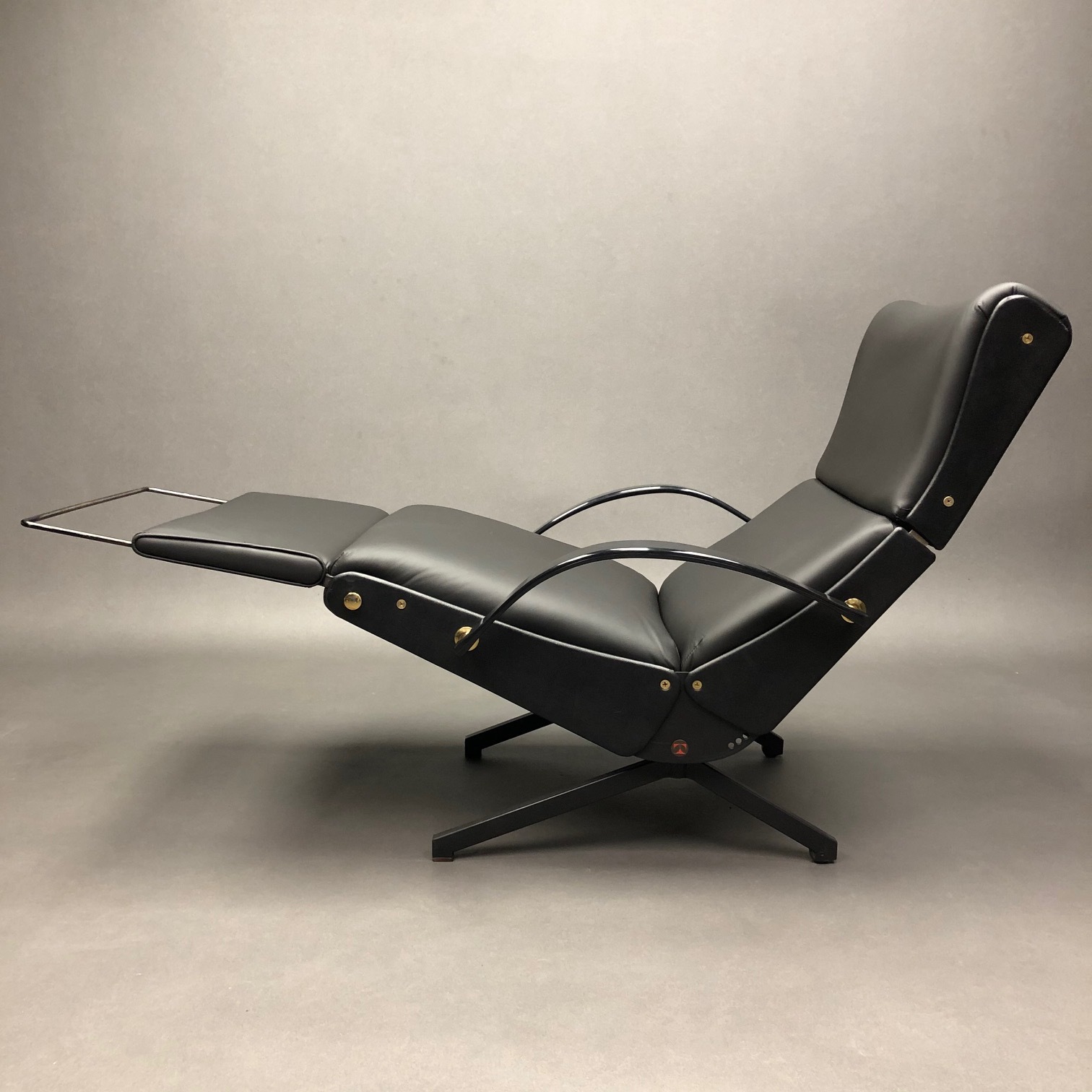 Fauteuil P40 cuir Osvaldo Borsani Tecno Fauteuil P40 cuir Osvaldo Borsani Tecno