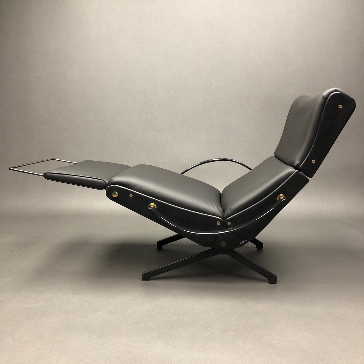 Fauteuil P40 cuir Osvaldo Borsani Tecno Fauteuil P40 cuir Osvaldo Borsani Tecno