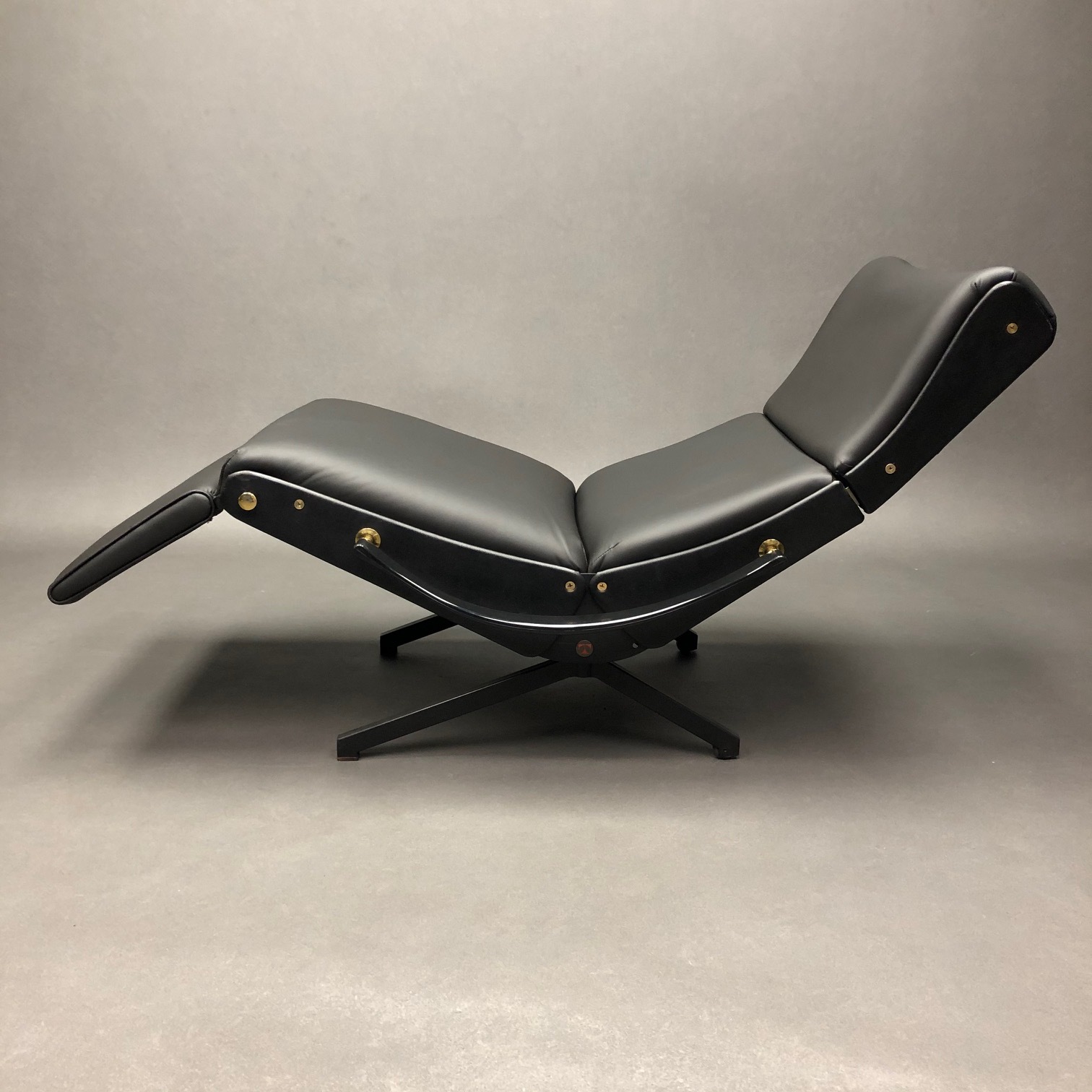 Fauteuil P40 cuir Osvaldo Borsani Tecno Fauteuil P40 cuir Osvaldo Borsani Tecno