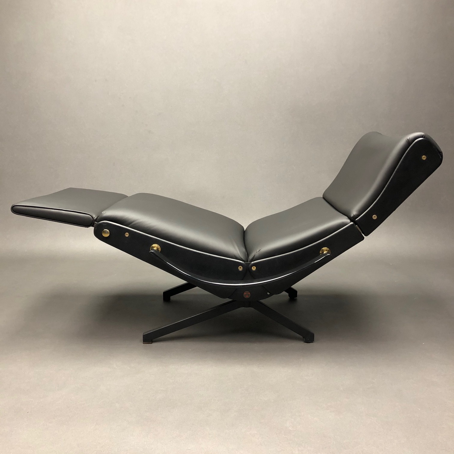 Fauteuil P40 cuir Osvaldo Borsani Tecno Fauteuil P40 cuir Osvaldo Borsani Tecno