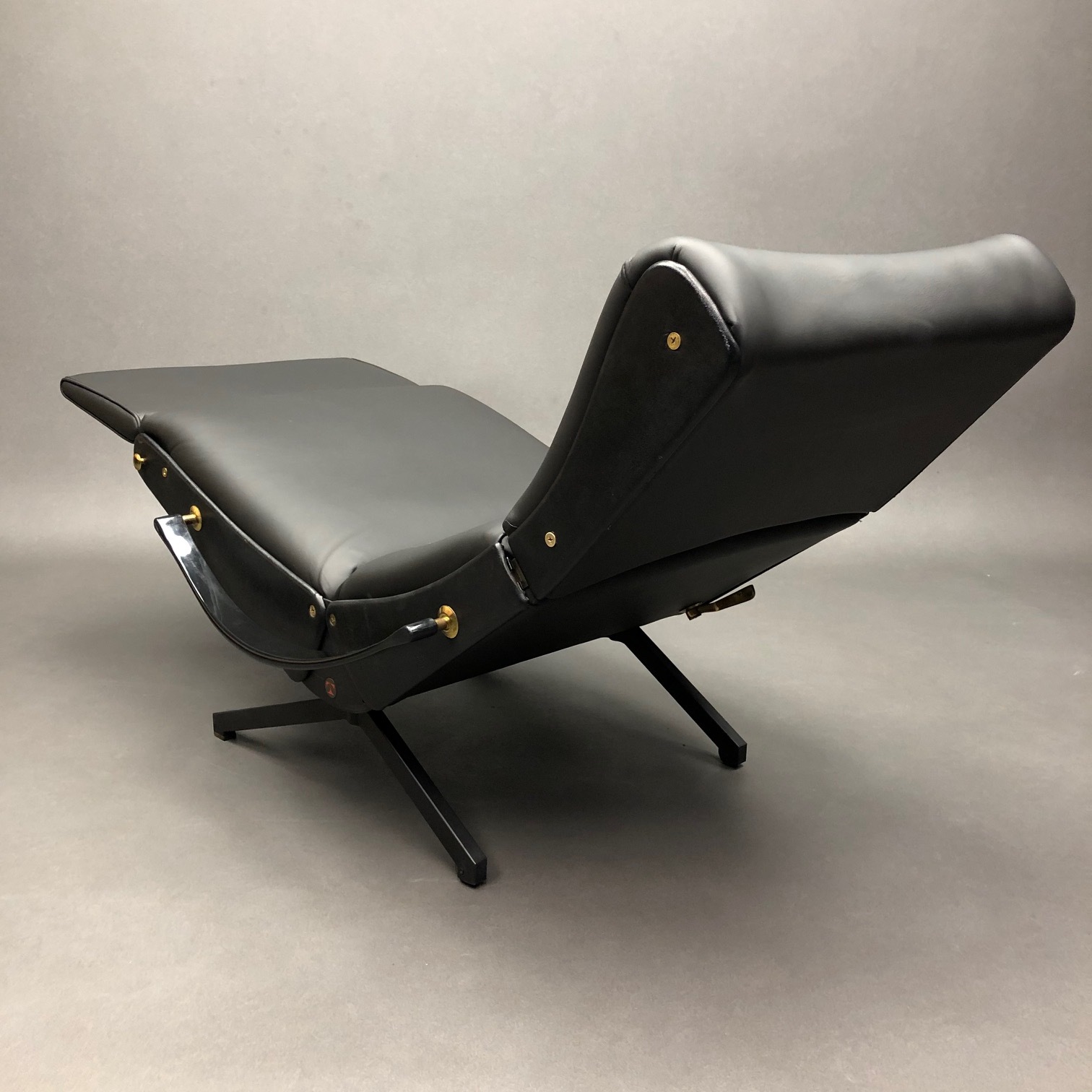 Fauteuil P40 cuir Osvaldo Borsani Tecno Fauteuil P40 cuir Osvaldo Borsani Tecno