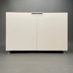 Meuble de rangement laqué blanc top aluminium