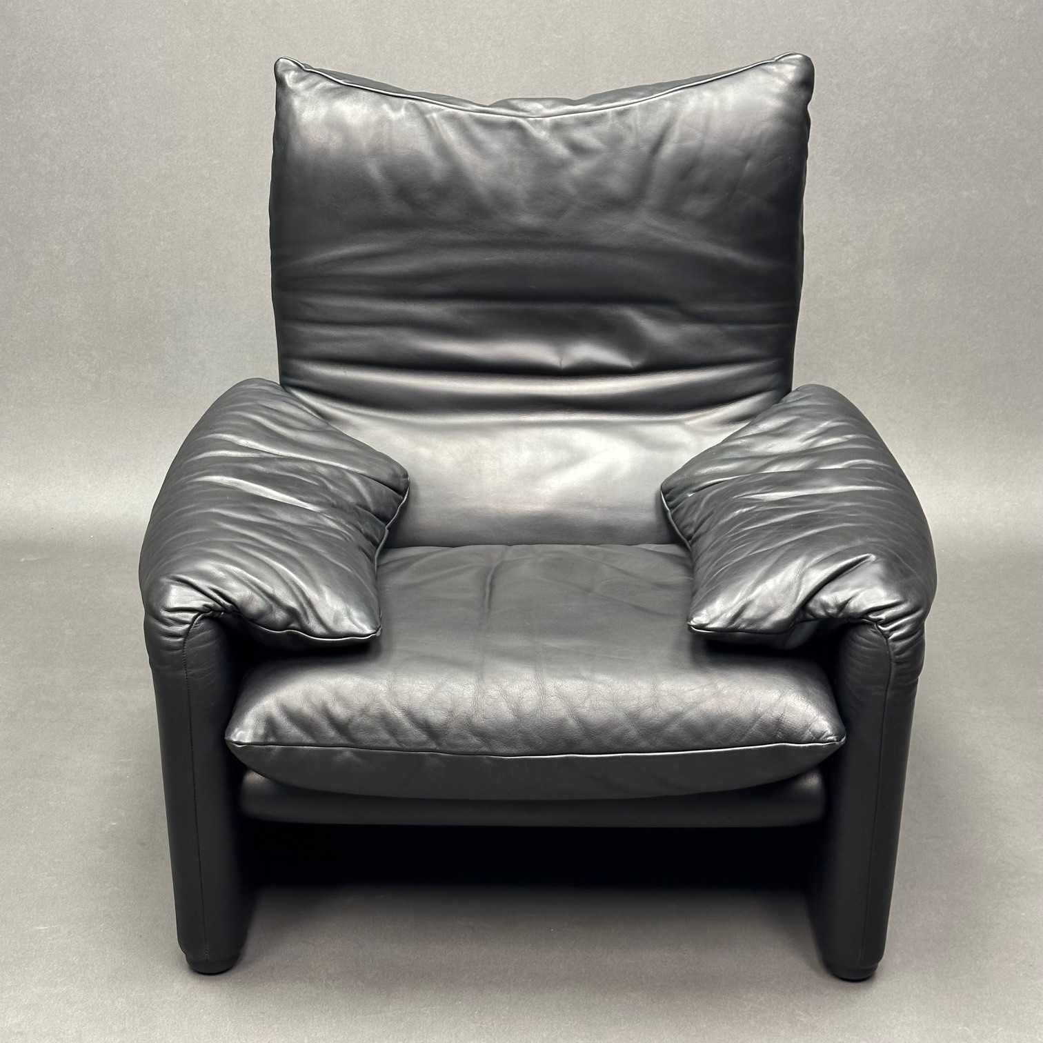 Lot de 2 Fauteuils Maralunga Cuir noir Vico Magistretti Cassina Lot de 2 Fauteuils Maralunga Cuir noir Vico Magistretti Cassina