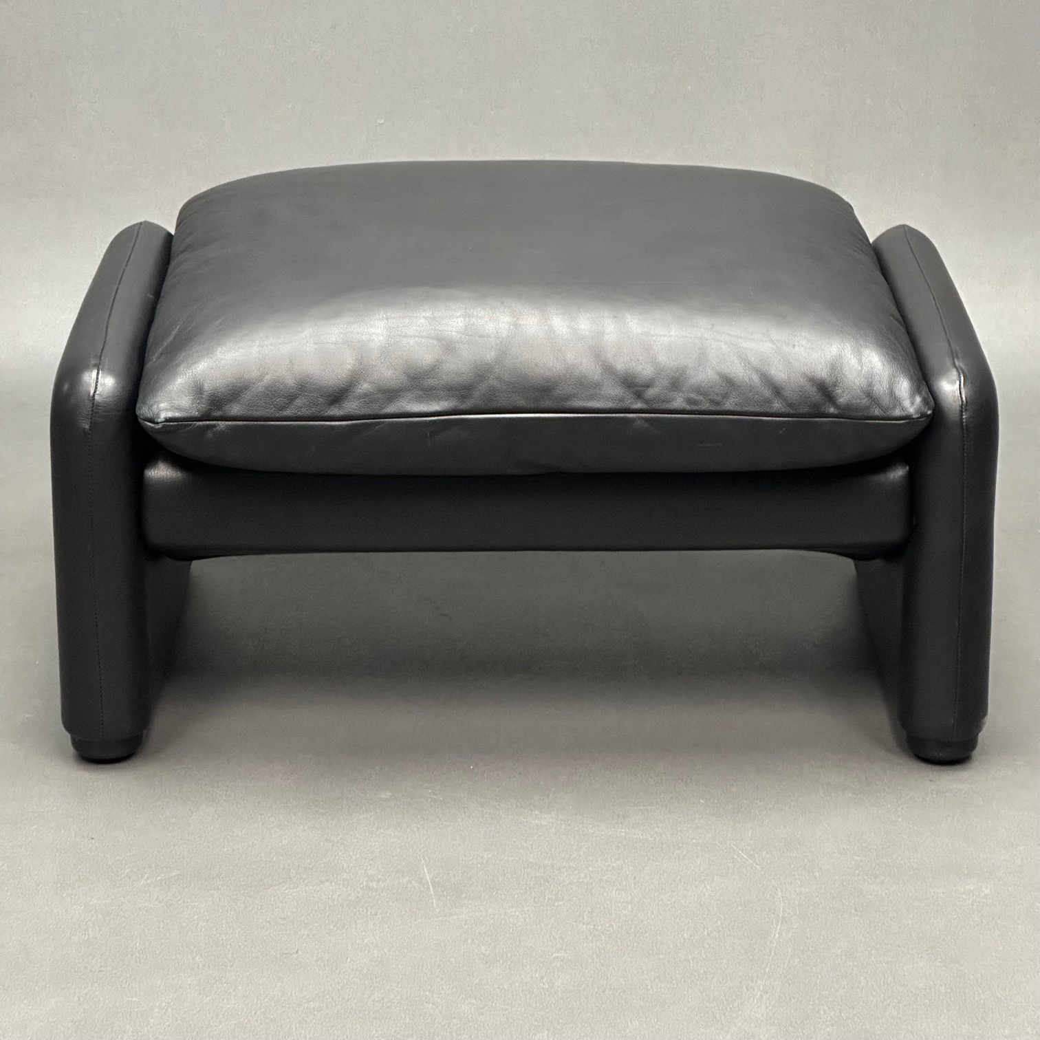Pouf Maralunga cuir noir Vico Magistretti Cassina Pouf Maralunga cuir noir Vico Magistretti Cassina