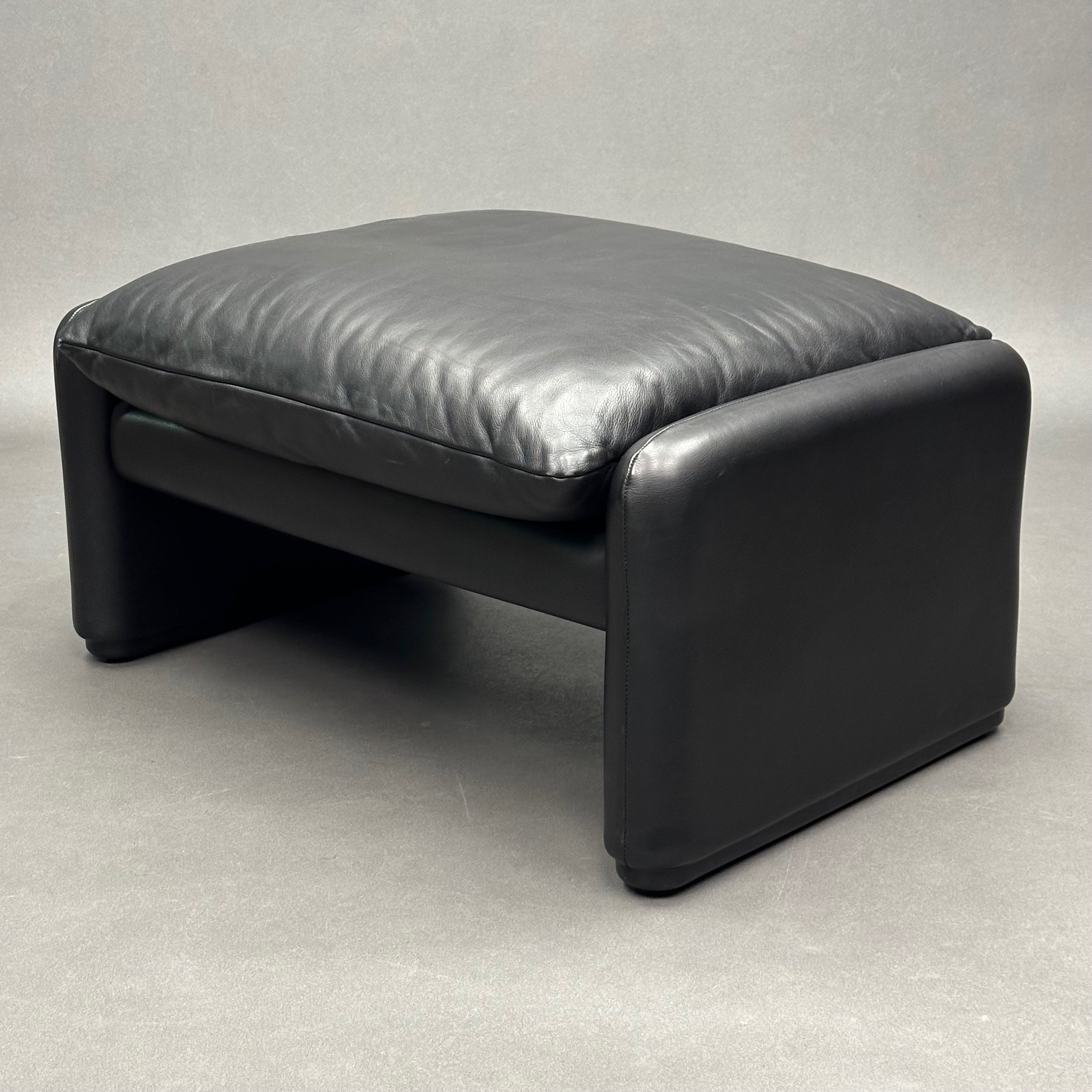 Pouf Maralunga cuir noir Vico Magistretti Cassina Pouf Maralunga cuir noir Vico Magistretti Cassina
