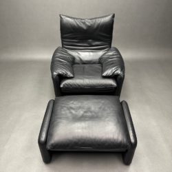 Ensemble Fauteuil et Pouf Maralunga cuir noir Vico Magistretti Cassina