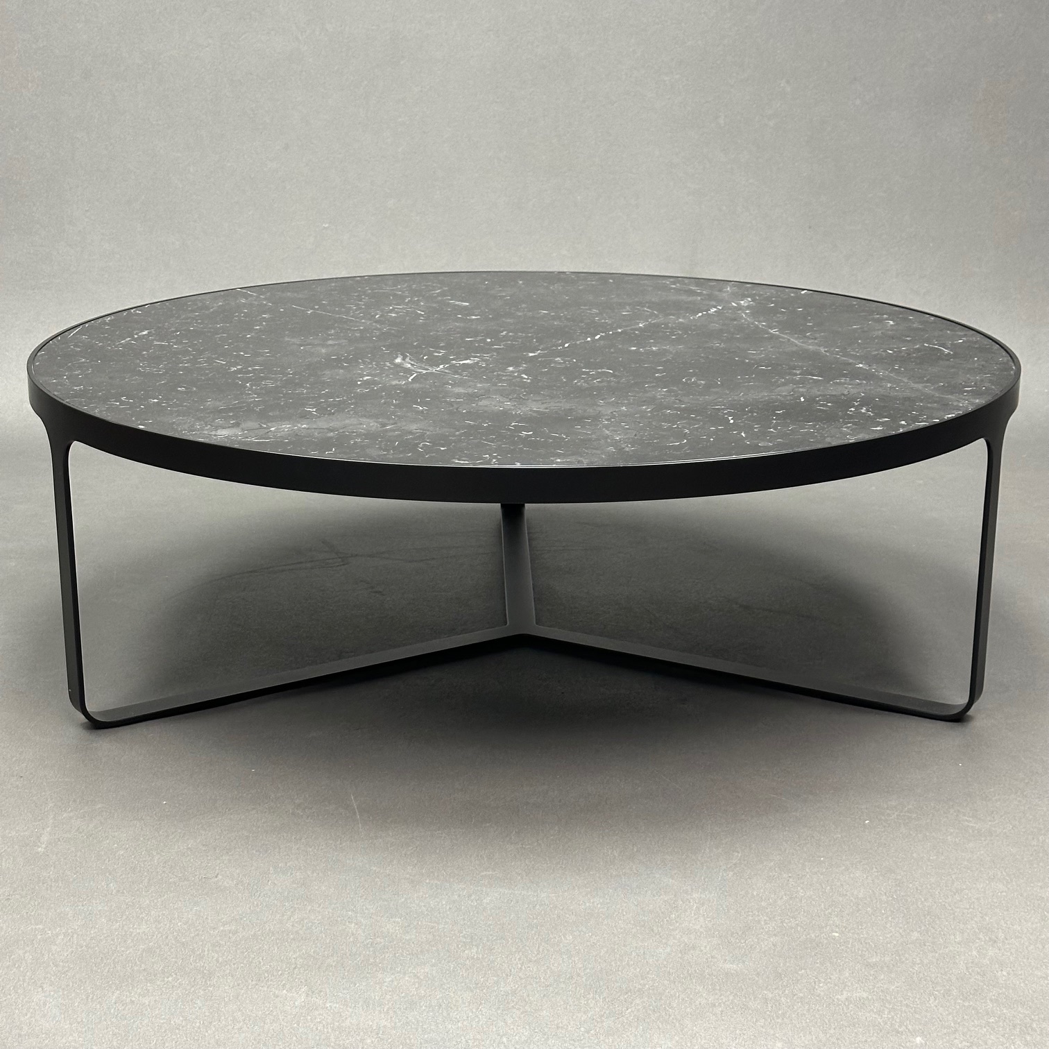 lot de 2 Tables basses Cage Gordon Guillaumier Tacchini lot de 2 Tables basses Cage Gordon Guillaumier Tacchini