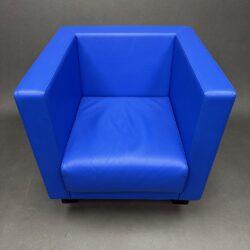 Fauteuil Moji cuir bleu Shigeru Uchida Poltrona Frau