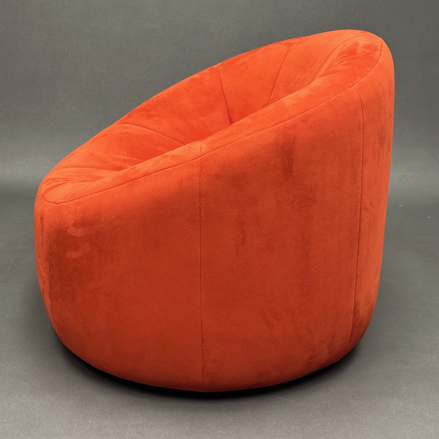 Fauteuil Pumpkin tissus alcantara pierre Paulin Ligne Roset