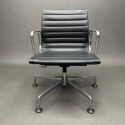 Fauteuil de bureau cuir gris foncé Aluminium chair EA 132 Charles & Ray Eames Vitra