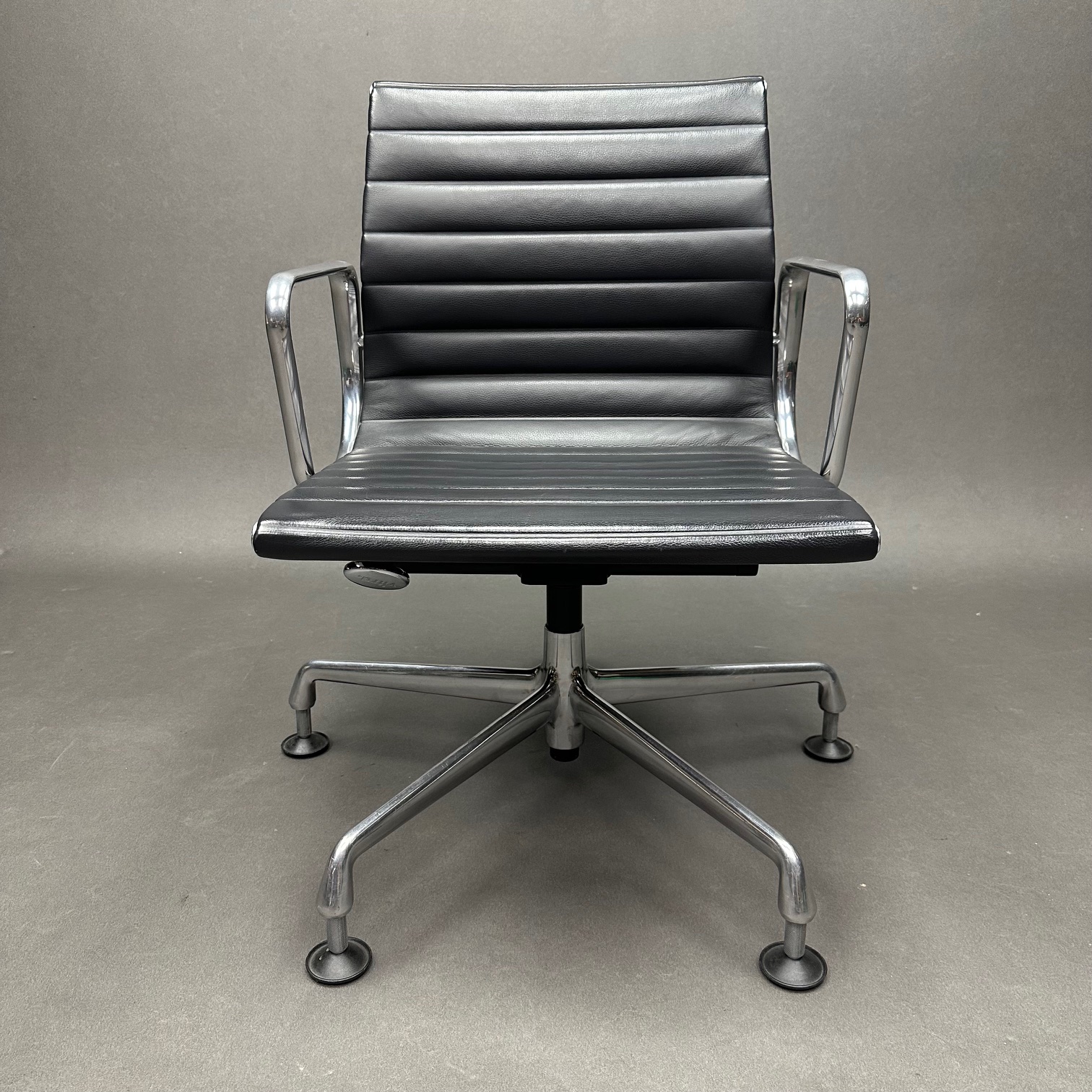 Fauteuil de bureau cuir gris foncé Aluminium chair EA 132 Charles & Ray Eames Vitra Fauteuil de bureau cuir gris foncé Aluminium chair EA 132 Charles & Ray Eames Vitra