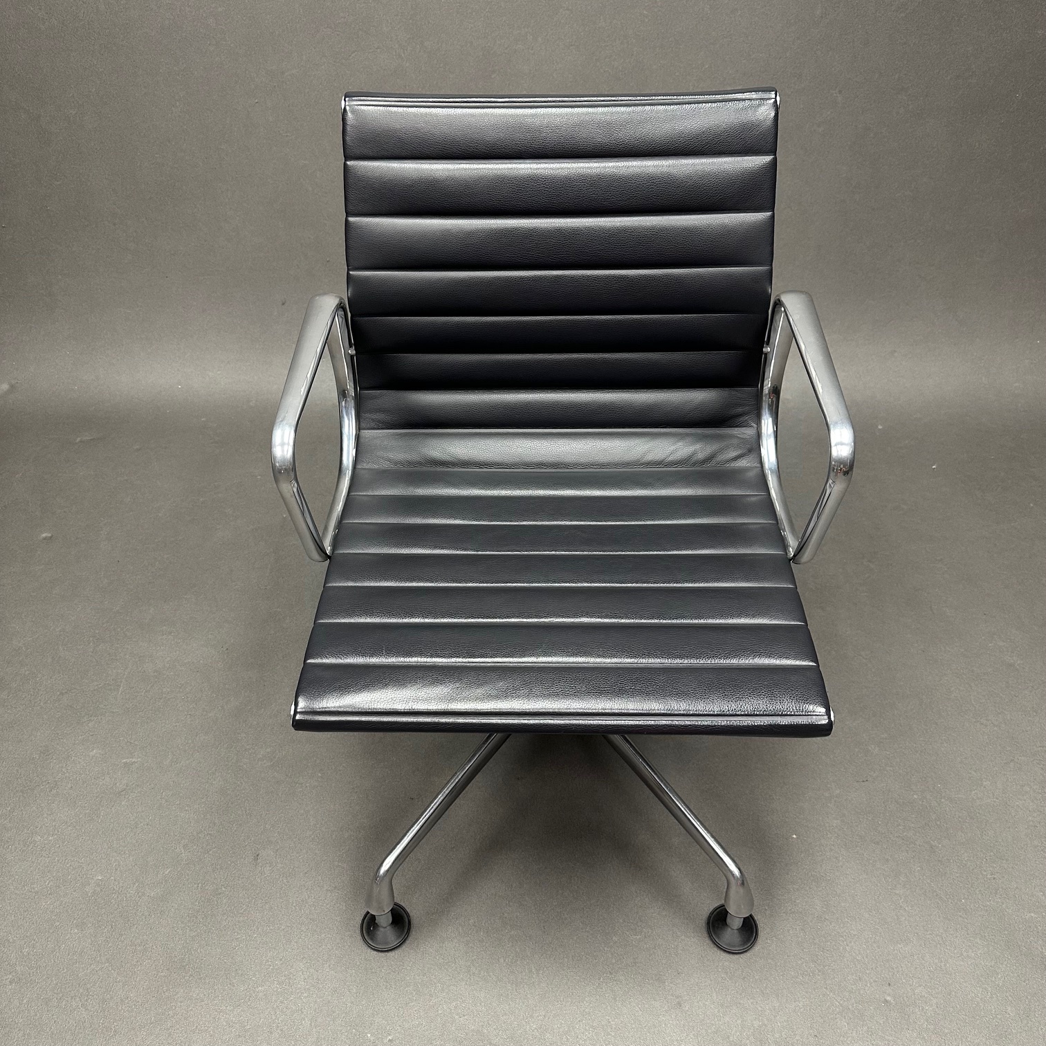 Fauteuil de bureau cuir gris foncé Aluminium chair EA 132 Charles & Ray Eames Vitra Fauteuil de bureau cuir gris foncé Aluminium chair EA 132 Charles & Ray Eames Vitra