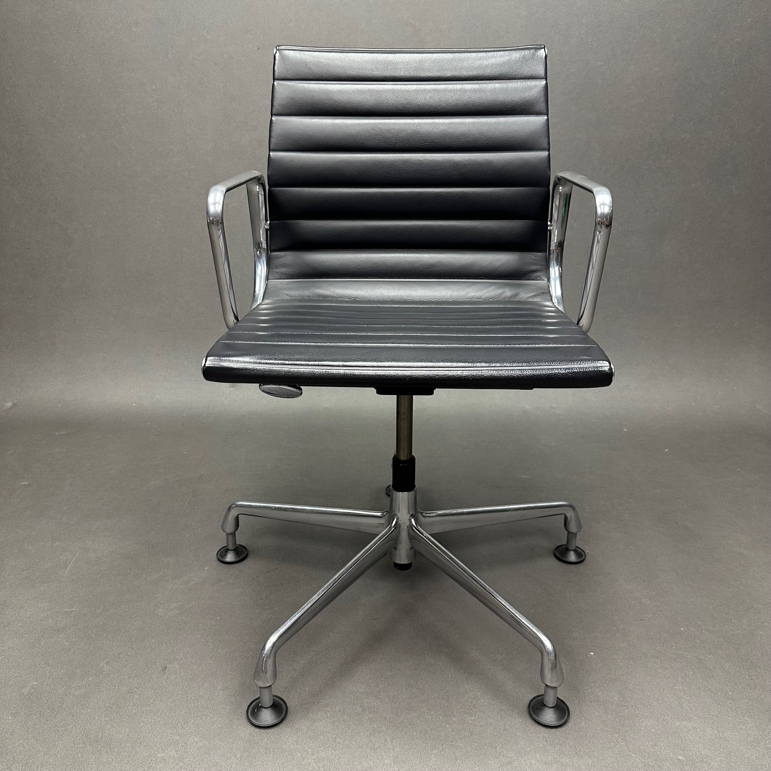 Fauteuil de bureau cuir gris foncé Aluminium chair EA 132 Charles & Ray Eames Vitra Fauteuil de bureau cuir gris foncé Aluminium chair EA 132 Charles & Ray Eames Vitra