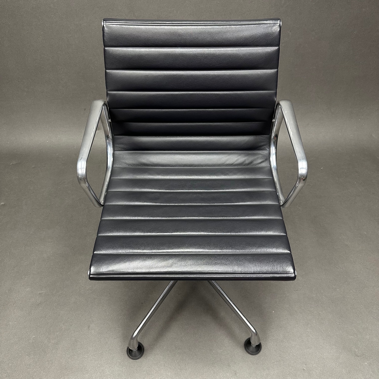 Fauteuil de bureau cuir gris foncé Aluminium chair EA 132 Charles & Ray Eames Vitra Fauteuil de bureau cuir gris foncé Aluminium chair EA 132 Charles & Ray Eames Vitra