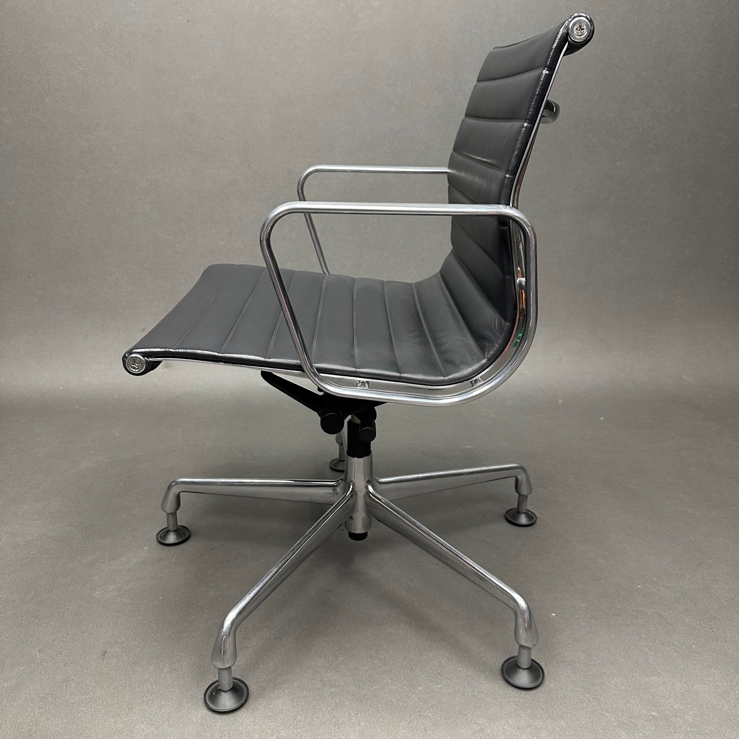 Fauteuil de bureau cuir gris foncé Aluminium chair EA 132 Charles & Ray Eames Vitra Fauteuil de bureau cuir gris foncé Aluminium chair EA 132 Charles & Ray Eames Vitra