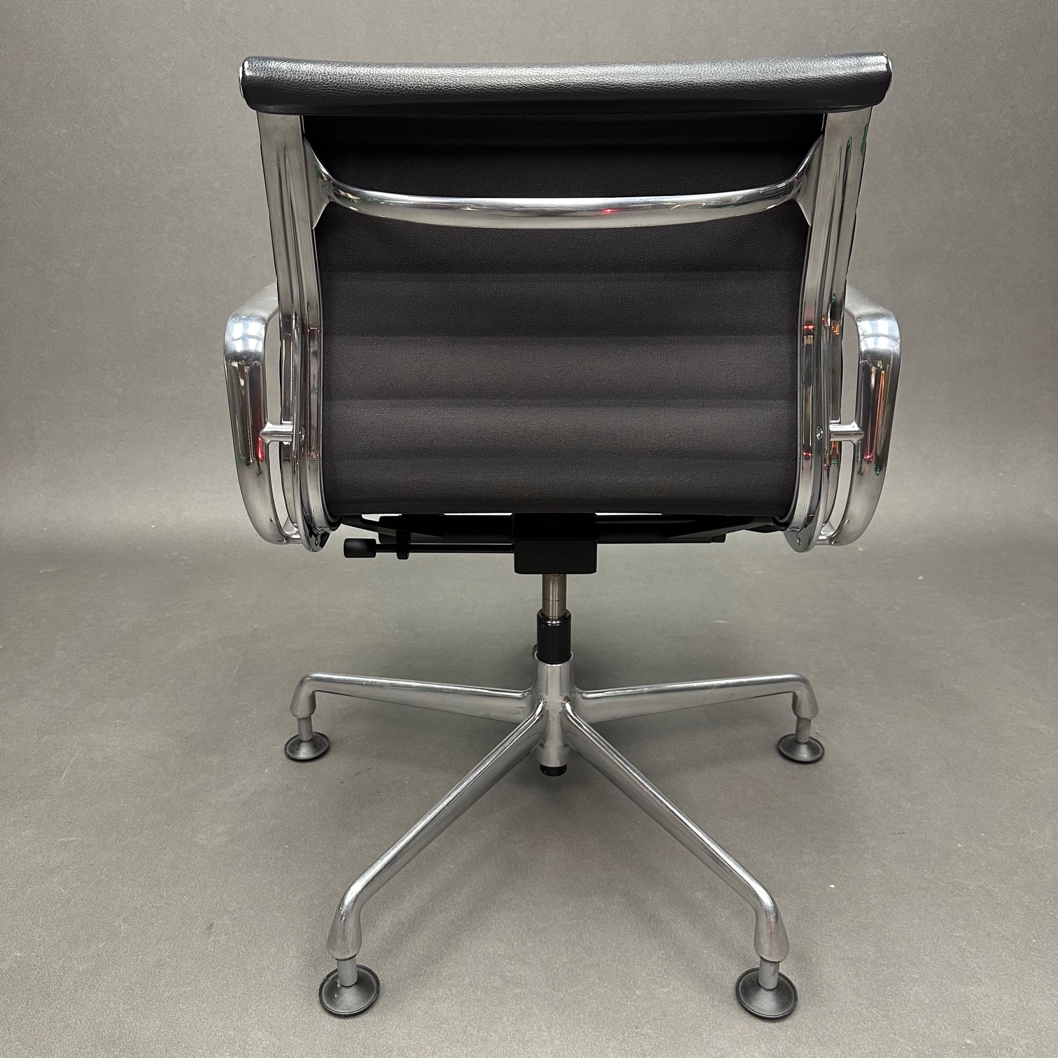 Fauteuil de bureau cuir gris foncé Aluminium chair EA 132 Charles & Ray Eames Vitra Fauteuil de bureau cuir gris foncé Aluminium chair EA 132 Charles & Ray Eames Vitra