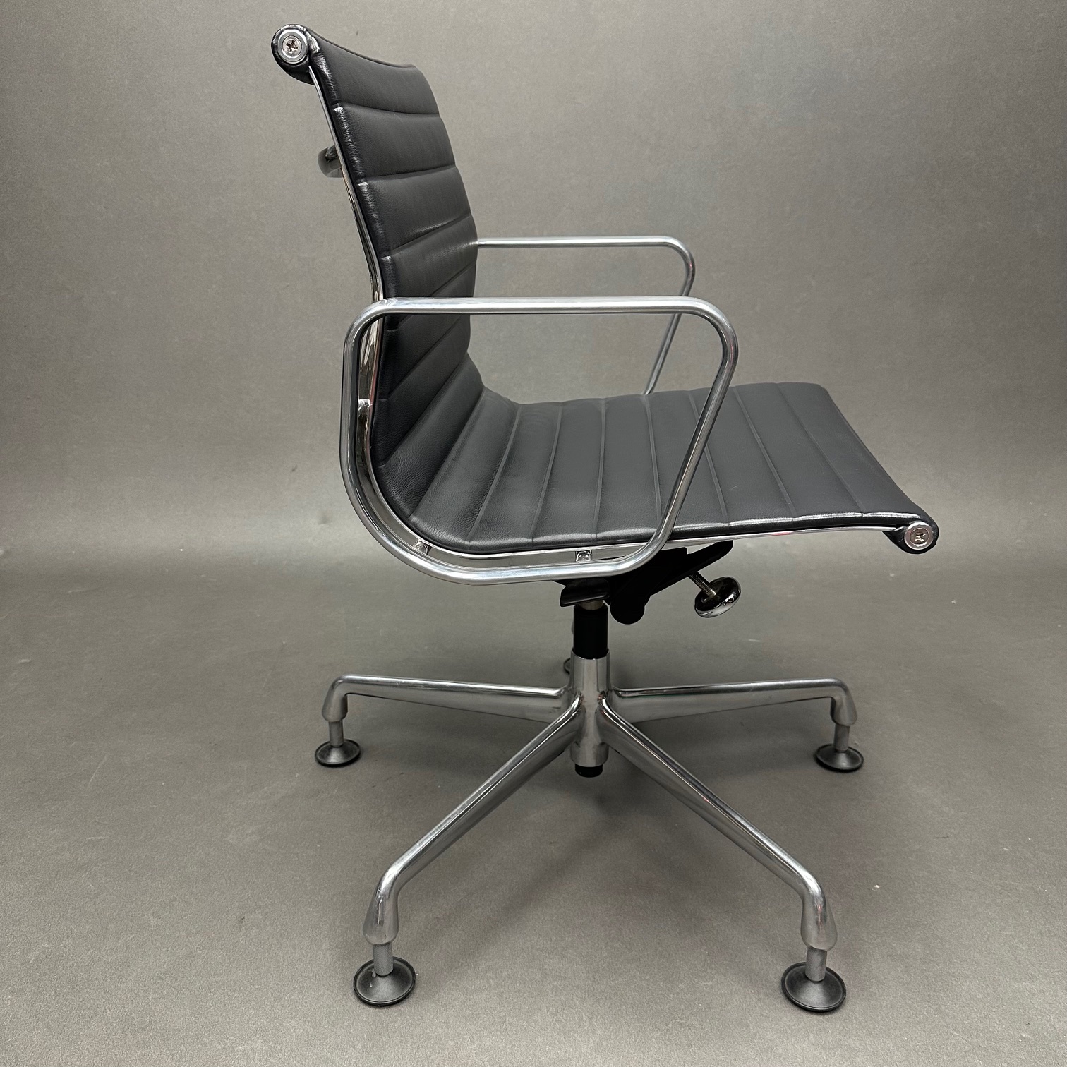Fauteuil de bureau cuir gris foncé Aluminium chair EA 132 Charles & Ray Eames Vitra