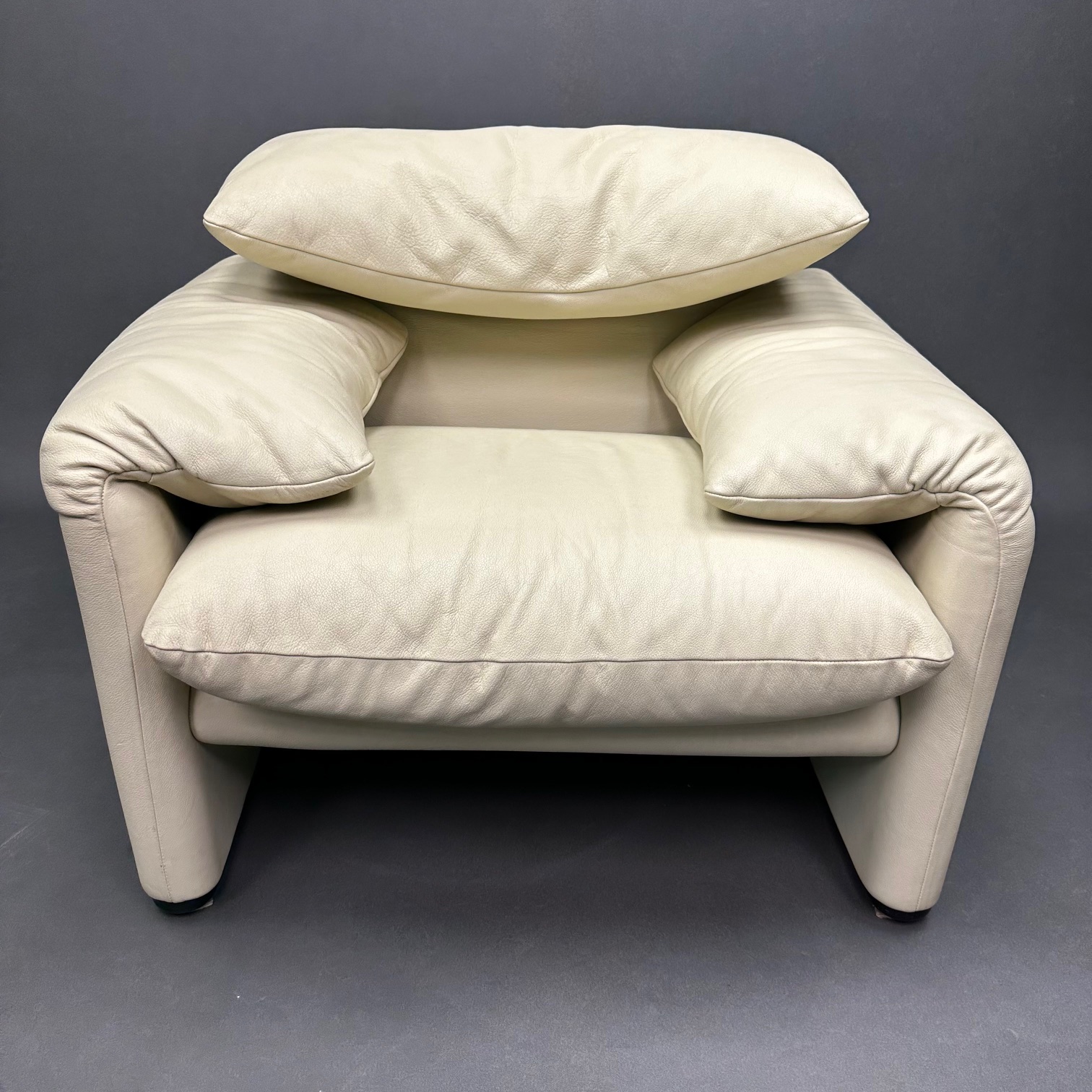 Fauteuil Maralunga Cuir Blanc Cassé Vico Magistretti Cassina Fauteuil Maralunga Cuir Blanc Cassé Vico Magistretti Cassina