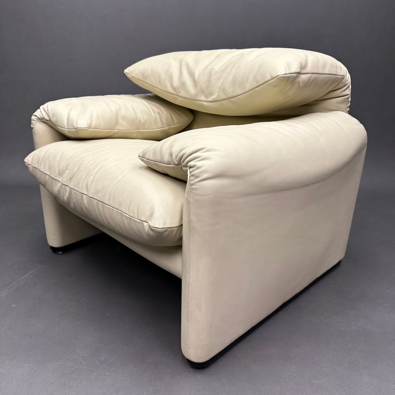Fauteuil Maralunga Cuir Blanc Cassé Vico Magistretti Cassina Fauteuil Maralunga Cuir Blanc Cassé Vico Magistretti Cassina