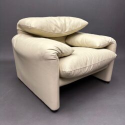 Fauteuil Maralunga Cuir Blanc Cassé Vico Magistretti Cassina