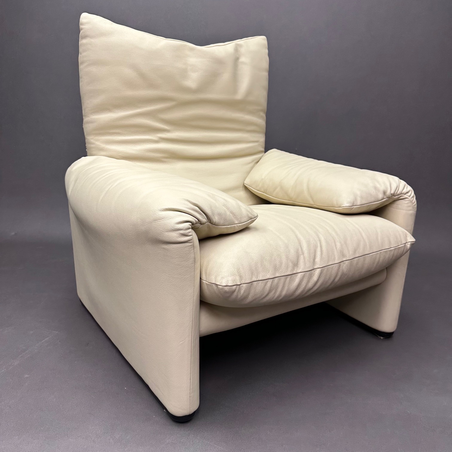 Fauteuil Maralunga Cuir Blanc Cassé Vico Magistretti Cassina Fauteuil Maralunga Cuir Blanc Cassé Vico Magistretti Cassina