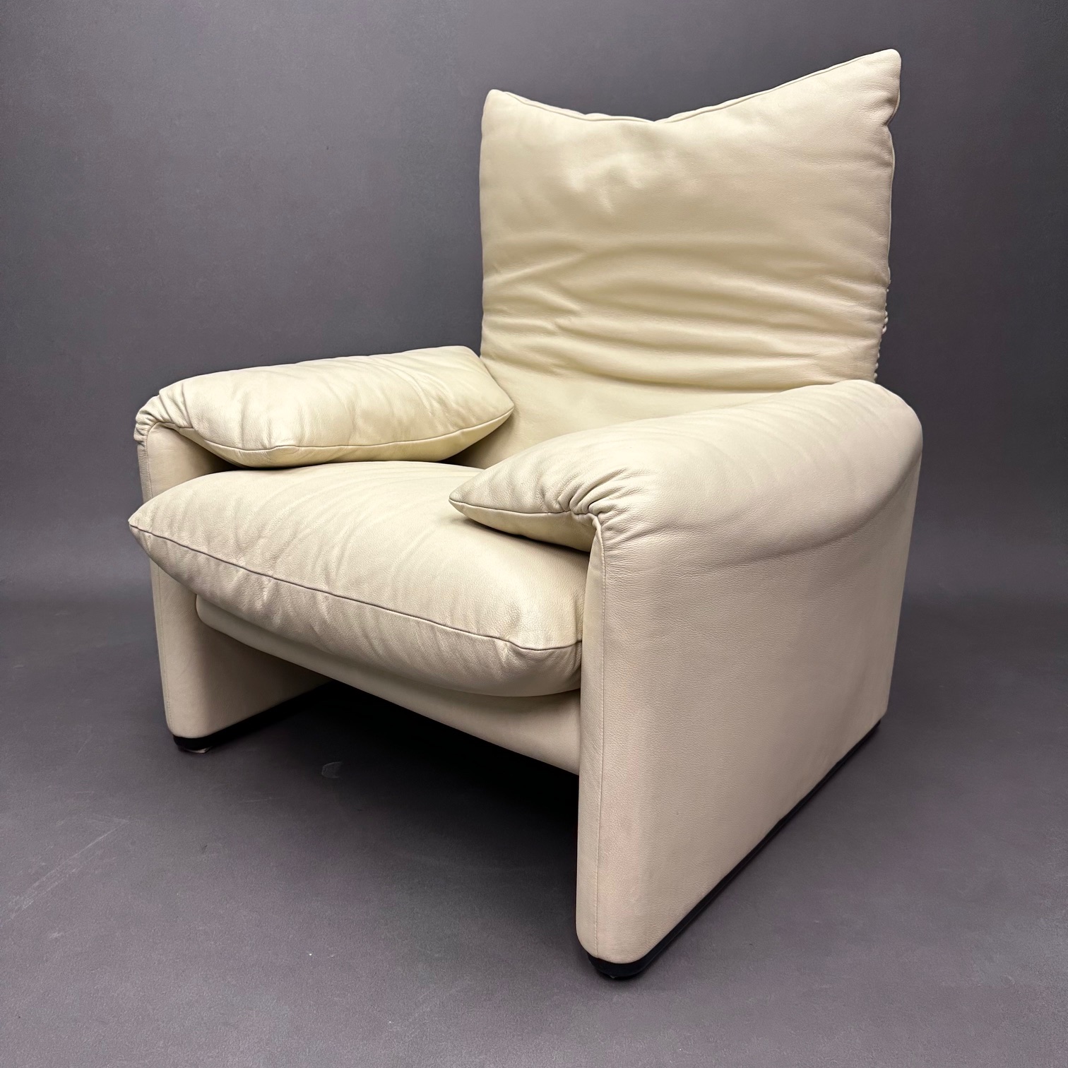 Fauteuil Maralunga Cuir Blanc Cassé Vico Magistretti Cassina