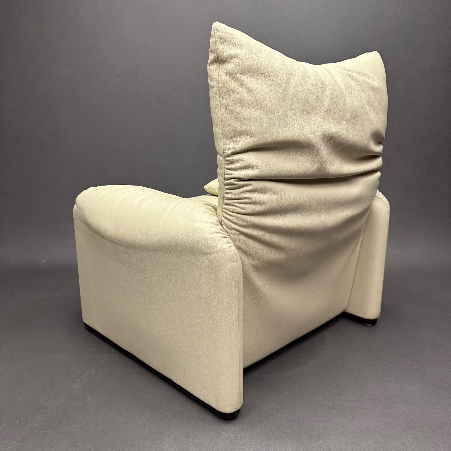 Fauteuil Maralunga Cuir Blanc Cassé Vico Magistretti Cassina Fauteuil Maralunga Cuir Blanc Cassé Vico Magistretti Cassina